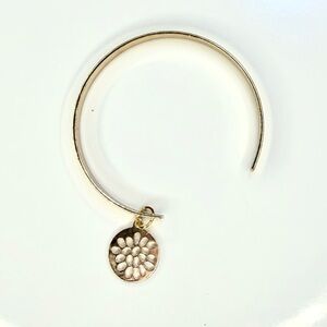 🧚🏻‍♀️ Gold Tone Open Cuff Bracelet w/ Floral Charm Dangle Boho Minimalist